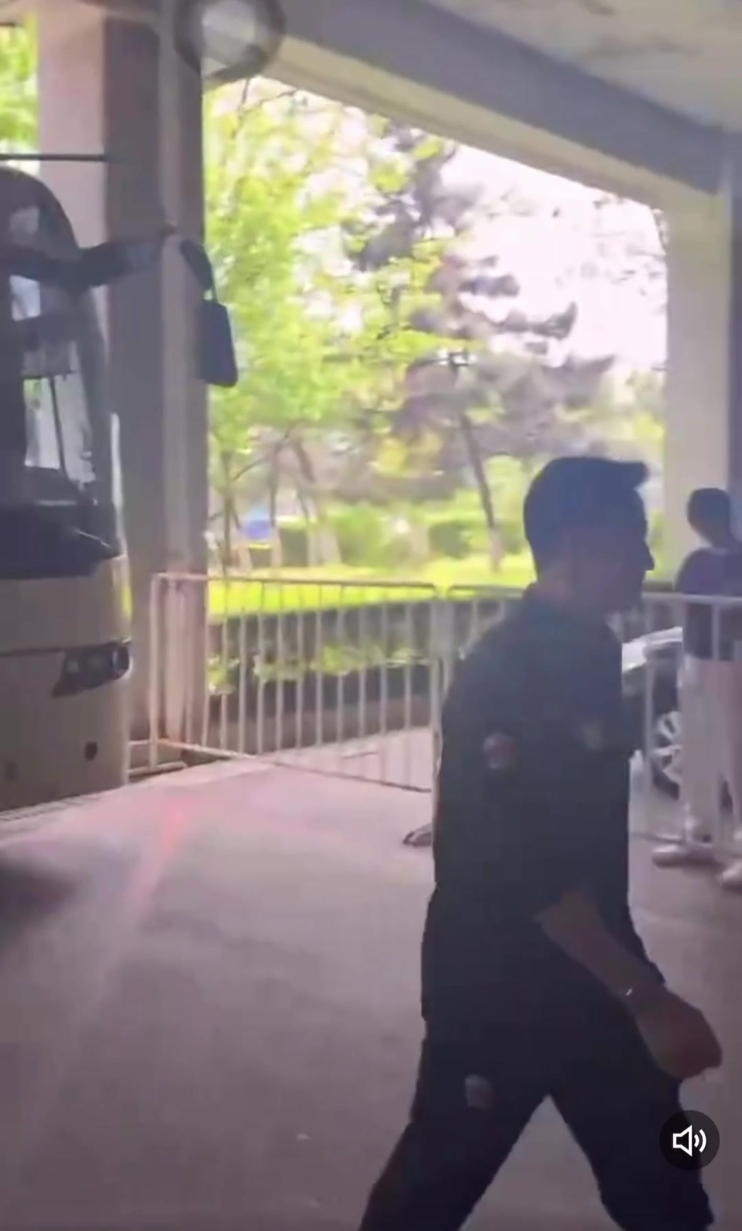 啊这！网传视频：一辽宁球迷拿了一张广东球员的照片扔地上踩